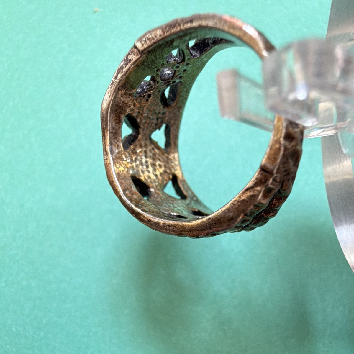 Vintage Gold Tone Hammered 7mm Band Ring w/ 3 Round White Pearls Size 7