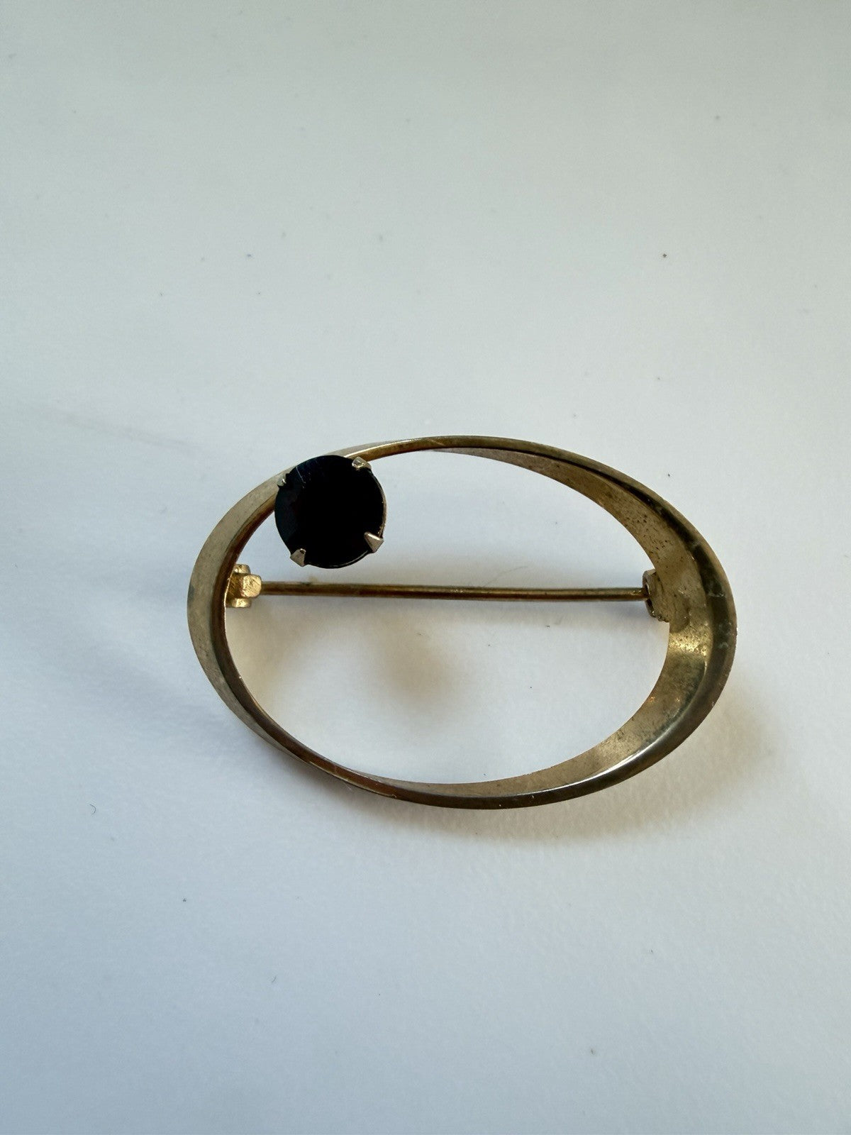 Oval Gold Tone Metal Brooch Pin w/ Round Red Stone, Gold & Red, 0.87in