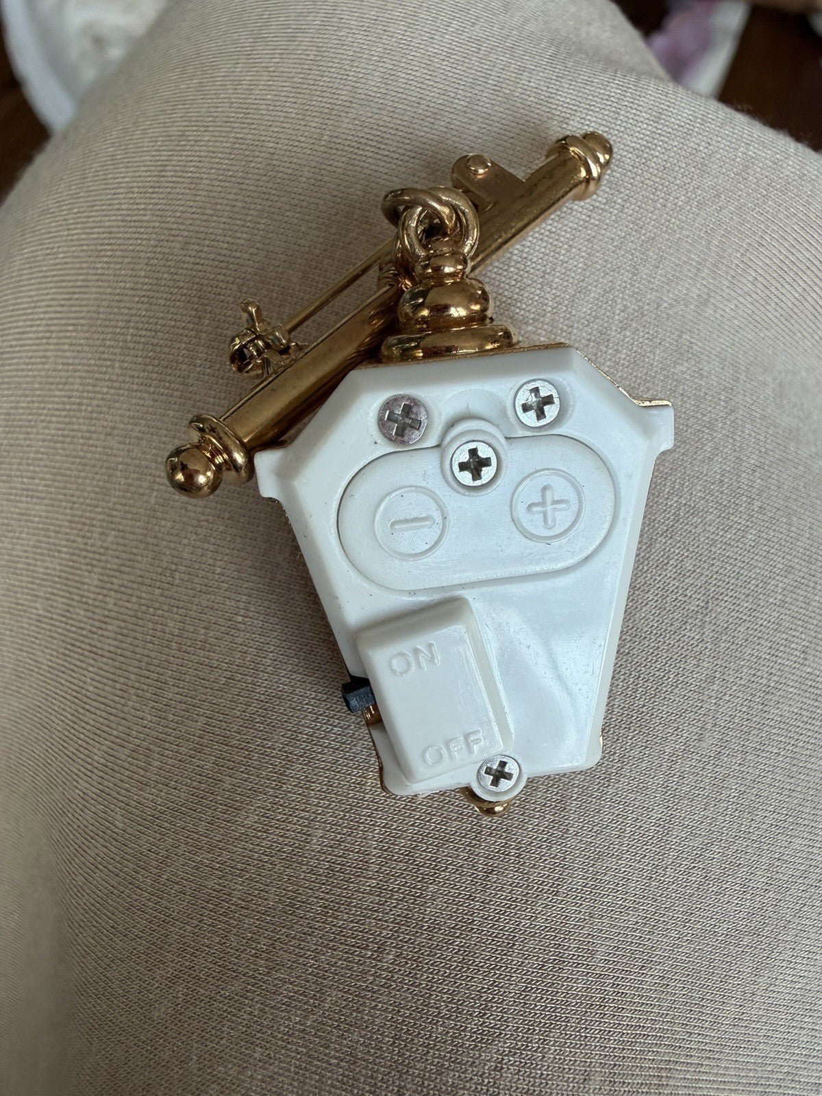 VINTAGE GOLD TONE 3D LIGHTING LANTERN PIN BROOCH