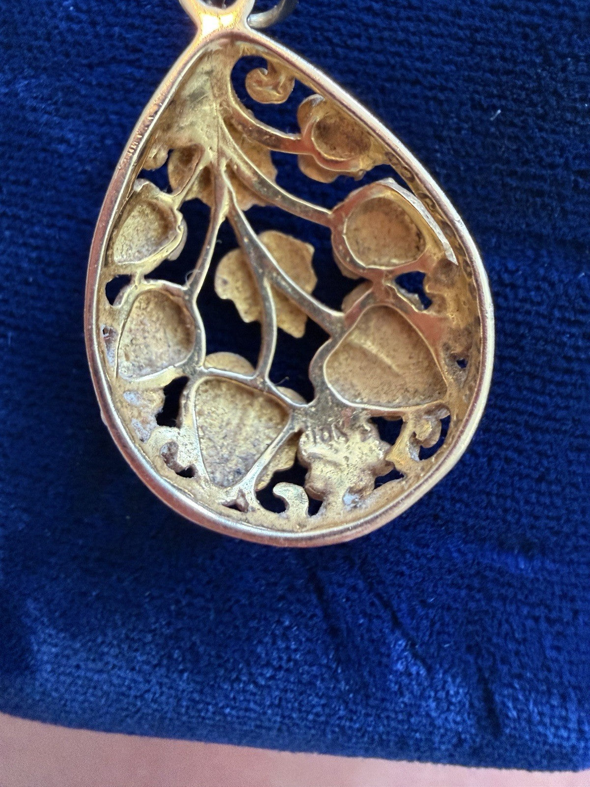 Black Hills Tri-Color Gold Pendant Vintage 10k Grape Leaves Excellent Condition