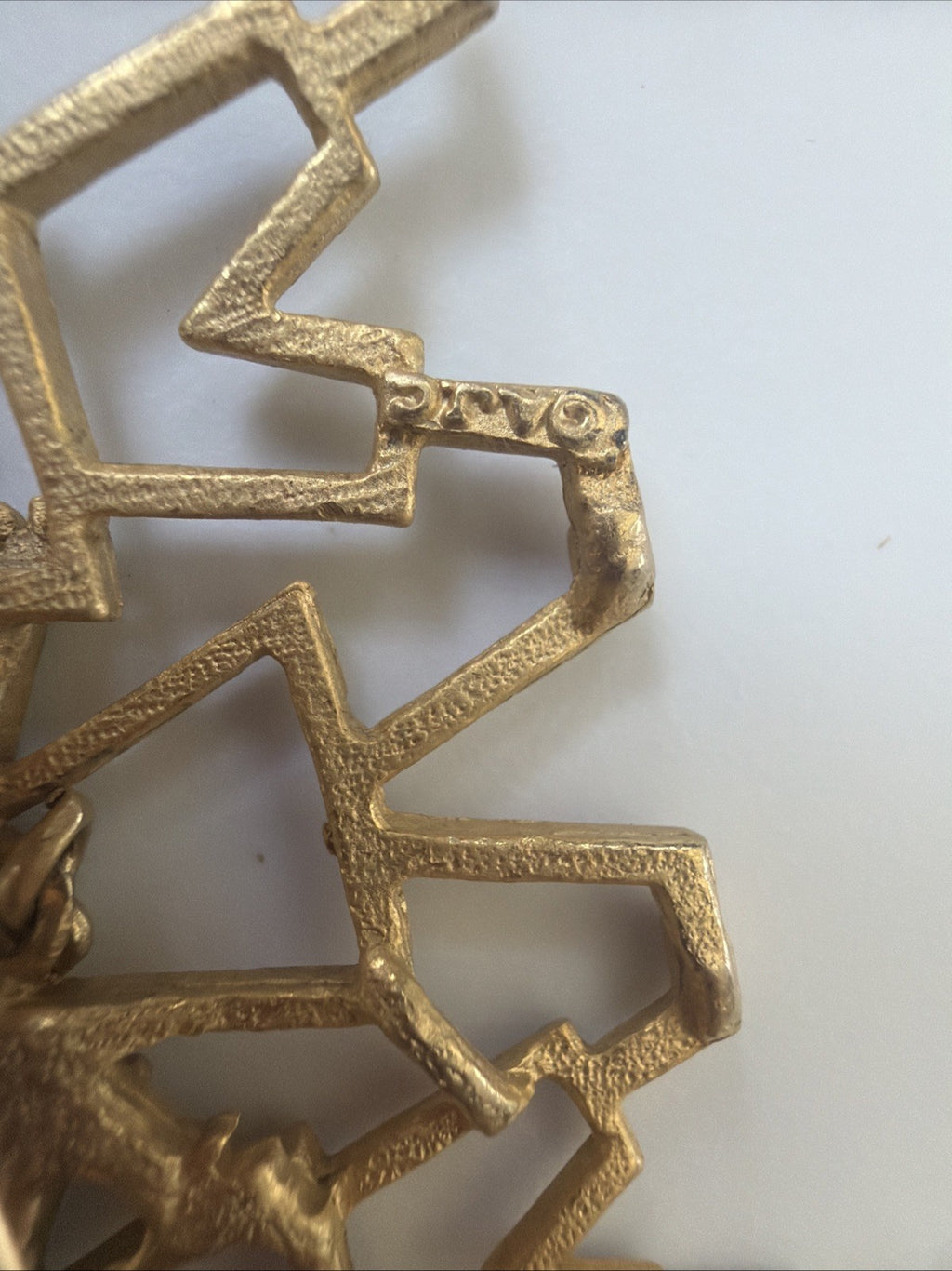 Vintage AJC Friendship People Holding Hands w/ Heart Dangles Pin Brooch GoldTone