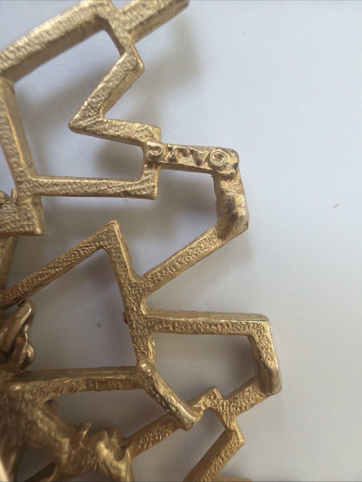 Vintage AJC Friendship People Holding Hands w/ Heart Dangles Pin Brooch GoldTone