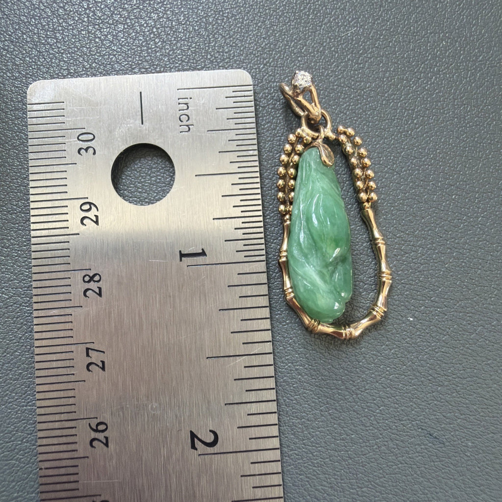 Vintage 14K Yellow Gold Carved Green Jade Teardrop Pendant with Diamond 5.6g