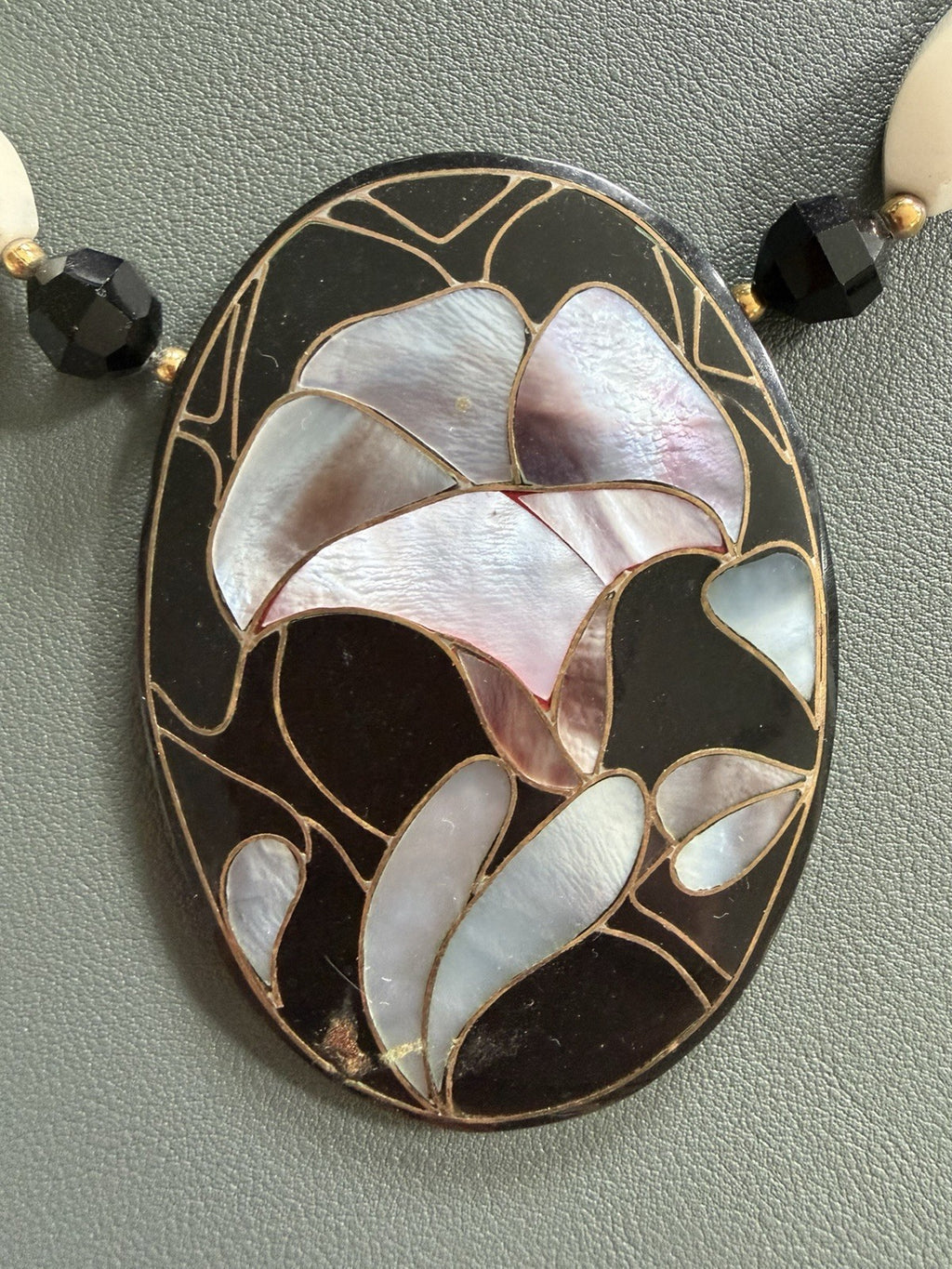 Mother of Pearl Floral Inlay Pendant Beaded Necklace 19”