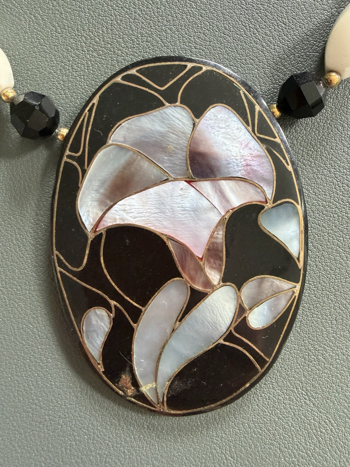 Mother of Pearl Floral Inlay Pendant Beaded Necklace 19”