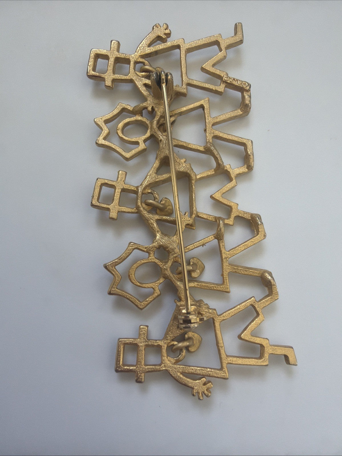 Vintage AJC Friendship People Holding Hands w/ Heart Dangles Pin Brooch GoldTone
