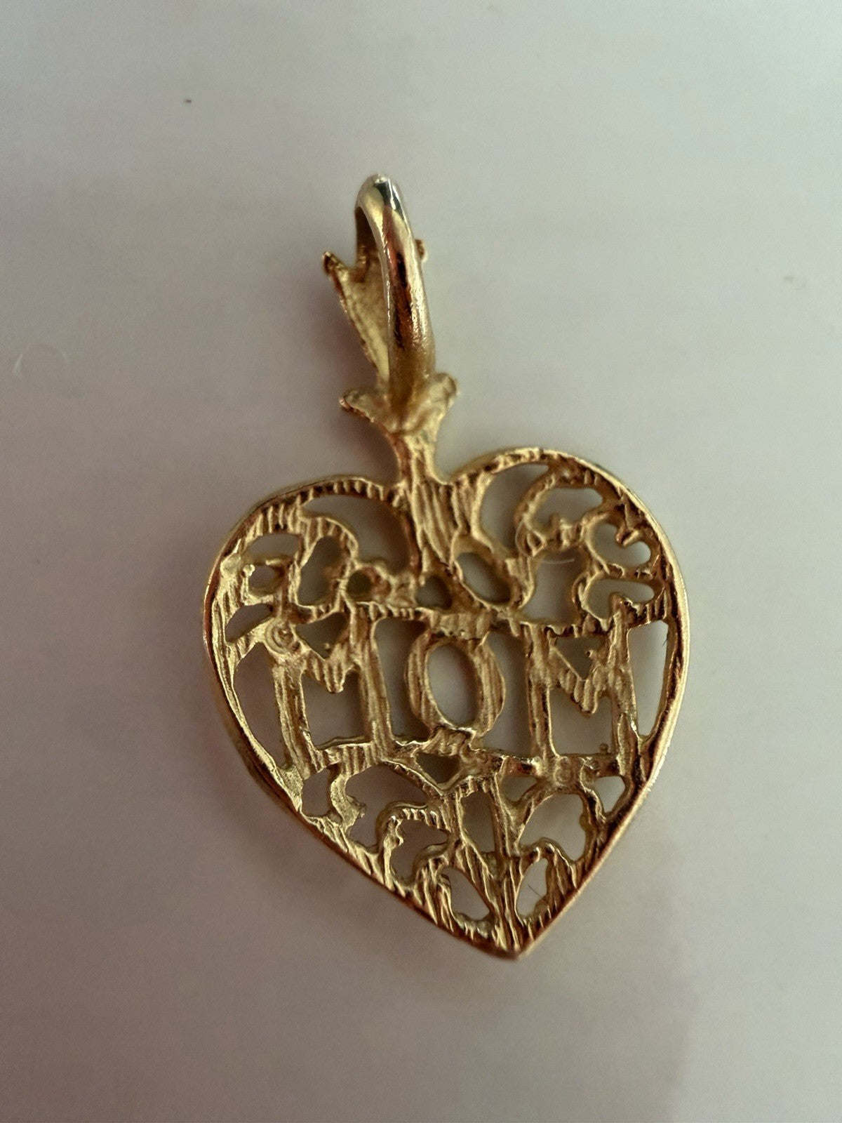 Vintage 14K Yellow Gold MOM Heart Filigree Pendant Charm 0.9g