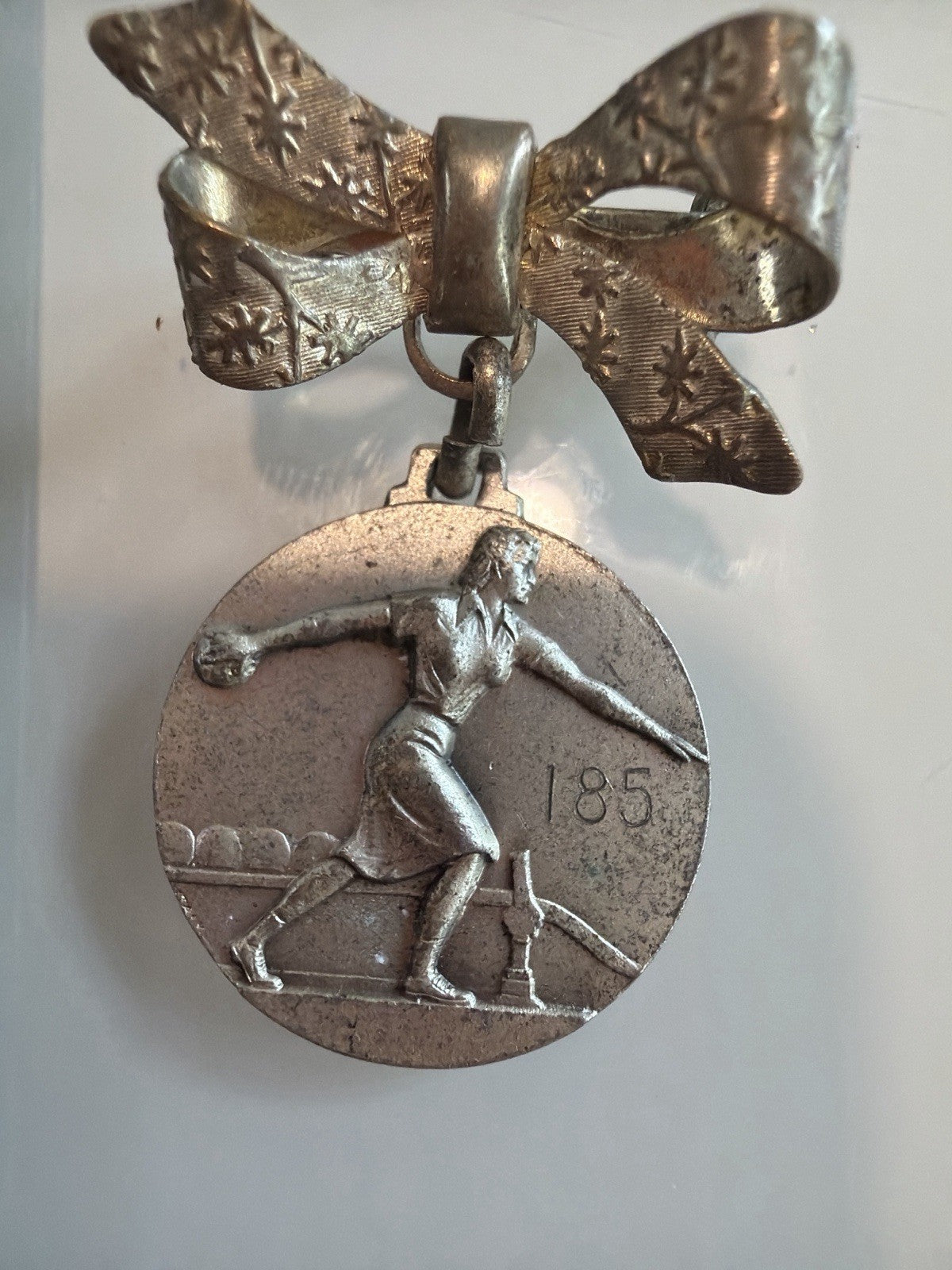 Vintage Silver tone Medal Pin Brooch bowling Athlete 185 Laurel Wreath Italy