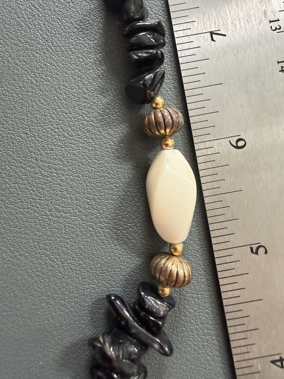 Mother of Pearl Floral Inlay Pendant Beaded Necklace 19”