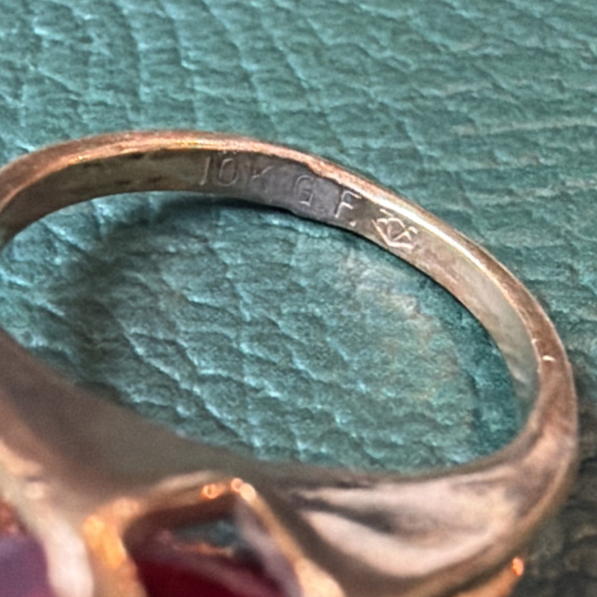 Gorgeous vintage 10k Gold Filled Ring with Red Oval Glass, Size 5, 