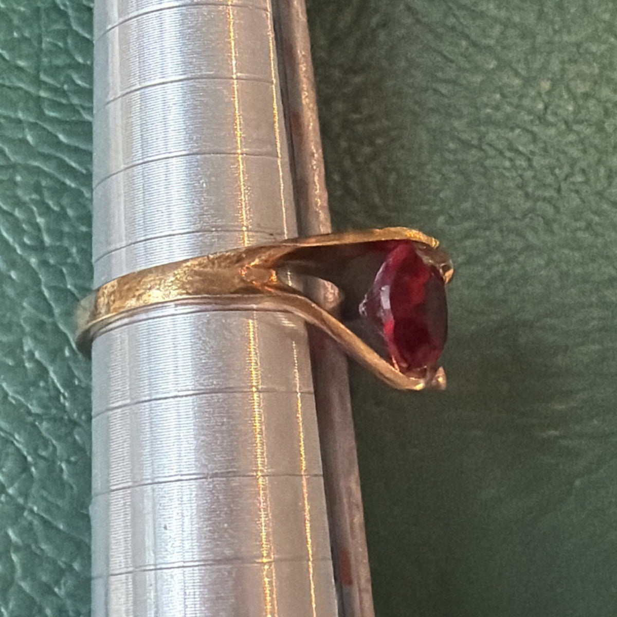 Gorgeous vintage 10k Gold Filled Ring with Red Oval Glass, Size 5, 