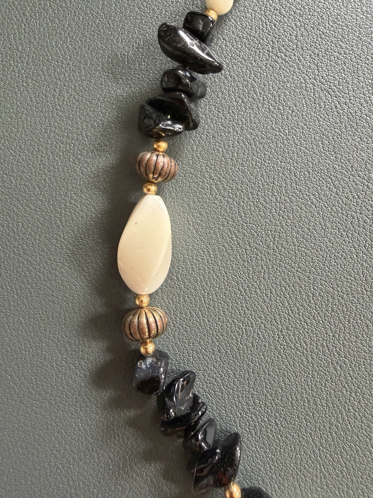 Mother of Pearl Floral Inlay Pendant Beaded Necklace 19”