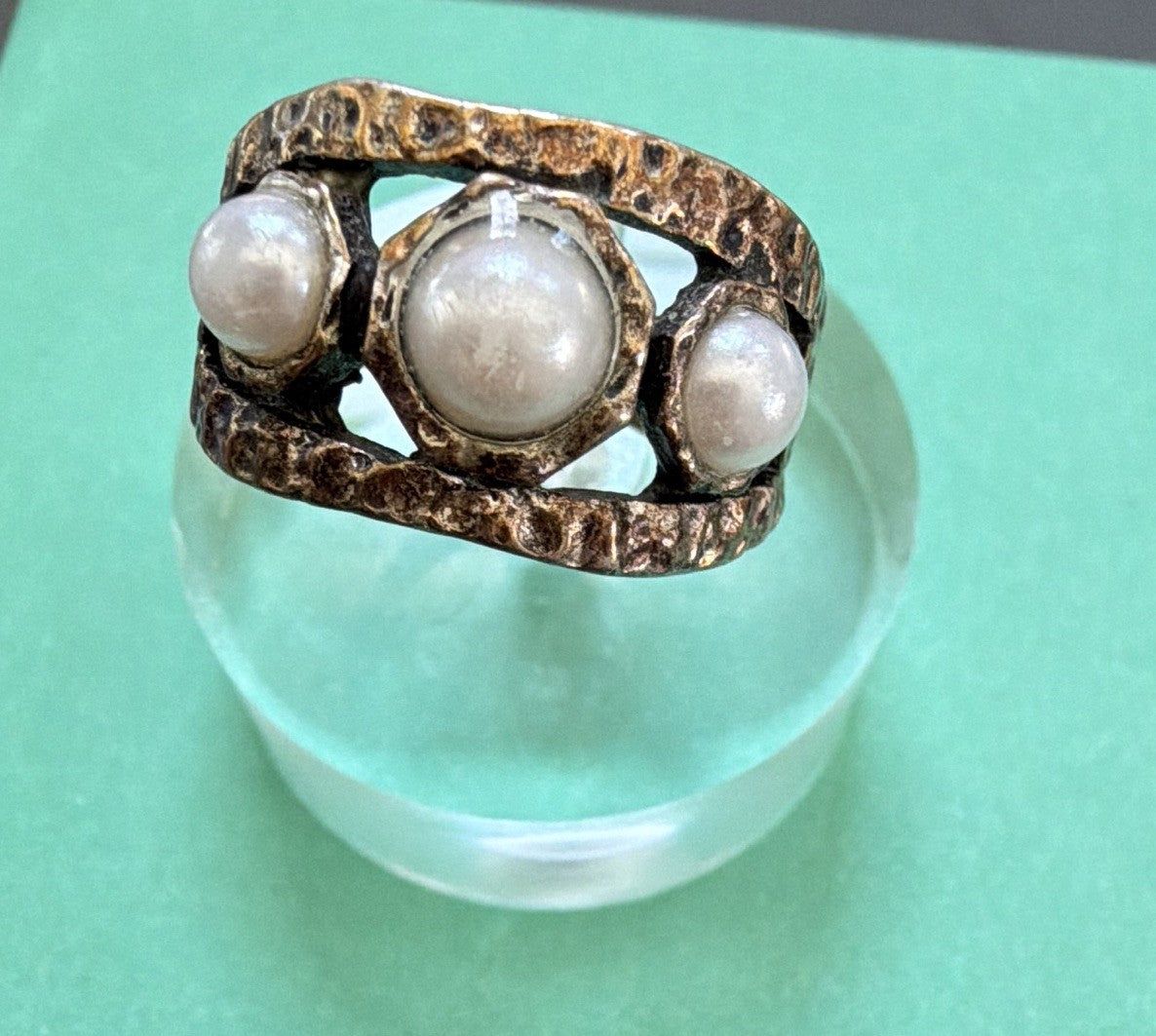 Vintage Gold Tone Hammered 7mm Band Ring w/ 3 Round White Pearls Size 7
