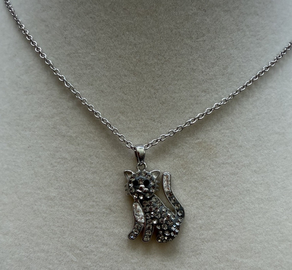 SU CH Sparkly Rhinestone Cat Pendant And Necklace 18 Inches