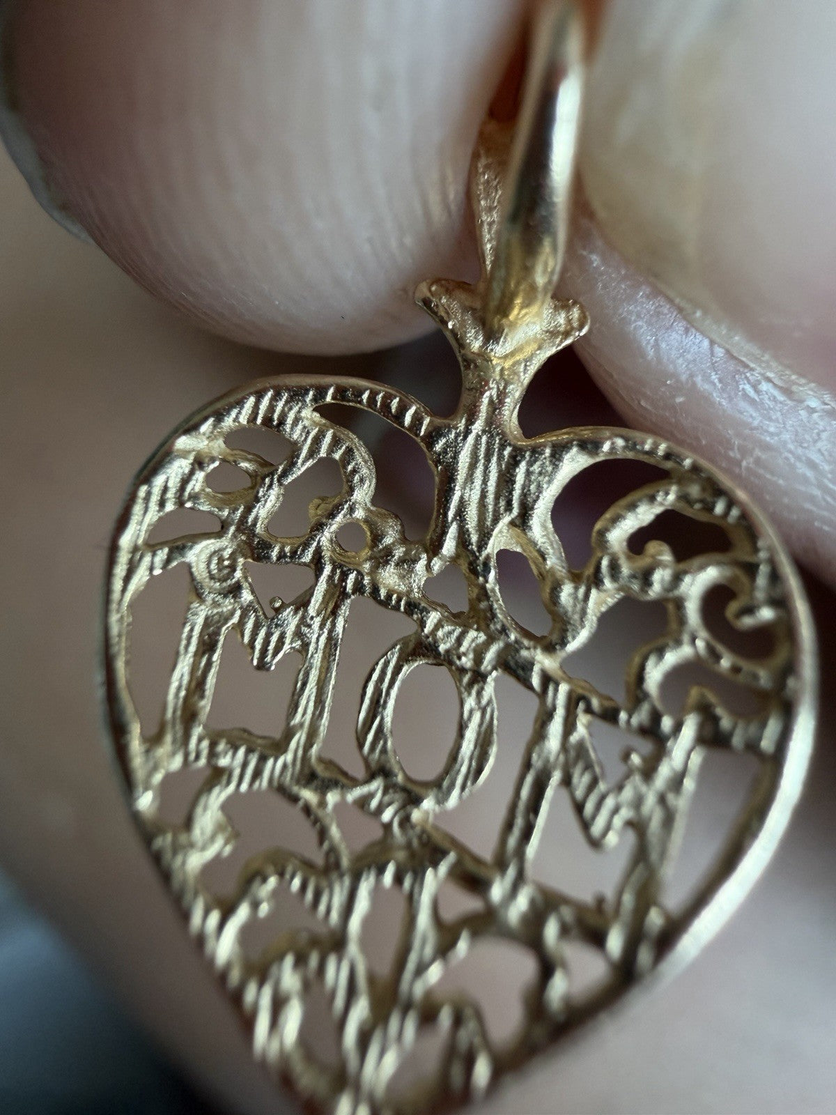 Vintage 14K Yellow Gold MOM Heart Filigree Pendant Charm 0.9g