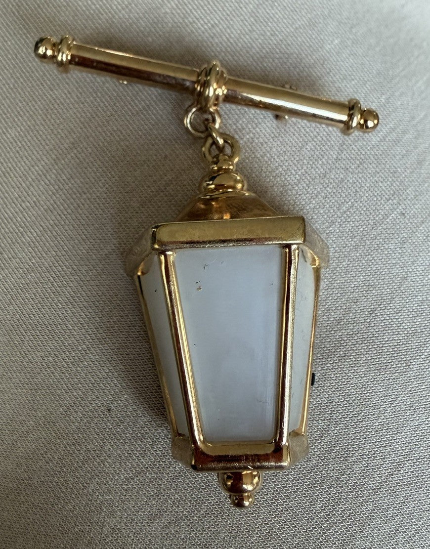 VINTAGE GOLD TONE 3D LIGHTING LANTERN PIN BROOCH