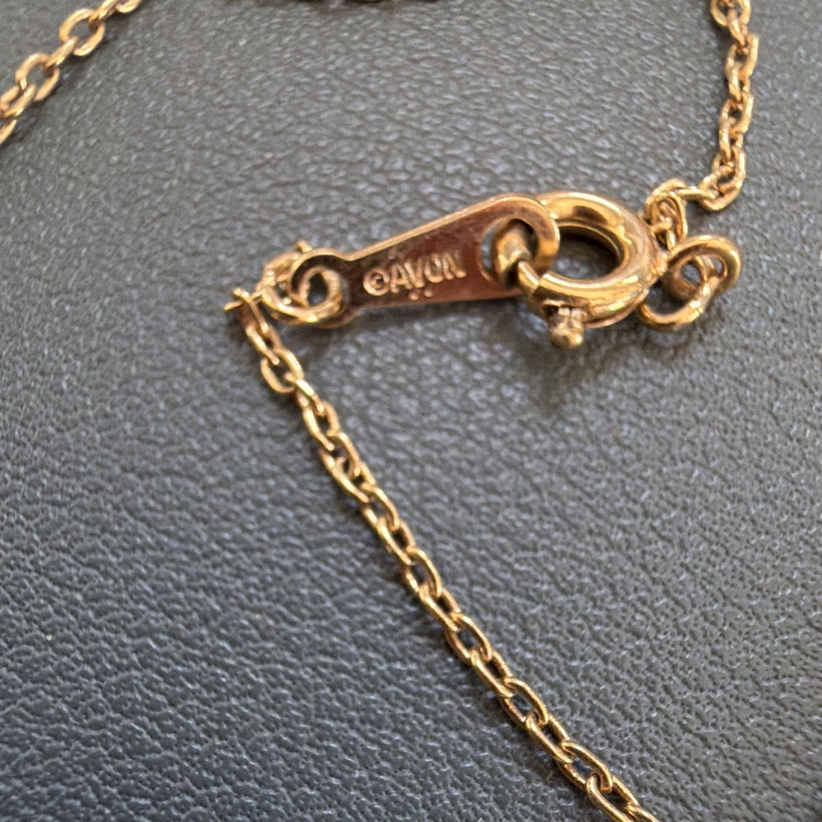 Avon Signed Gold Tone Cable Chain Necklace Heart Red Stone Bezel Pendant 15in
