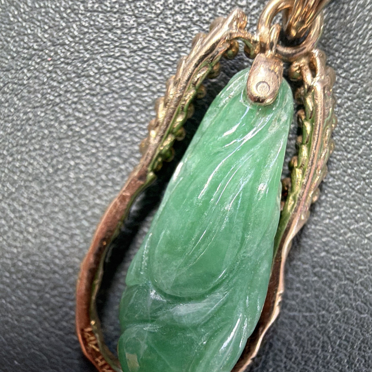 Vintage 14K Yellow Gold Carved Green Jade Teardrop Pendant with Diamond 5.6g