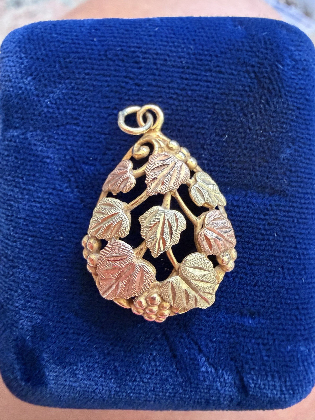 Black Hills Tri-Color Gold Pendant Vintage 10k Grape Leaves Excellent Condition