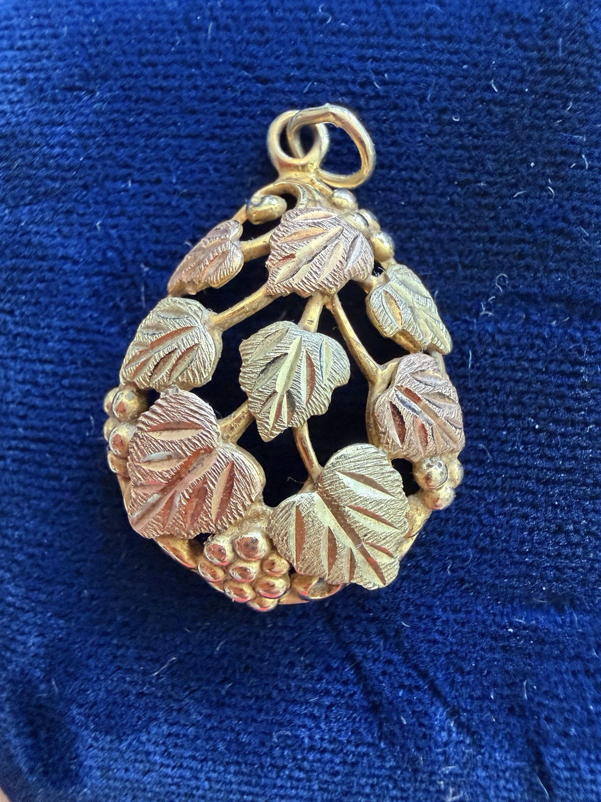 Black Hills Tri-Color Gold Pendant Vintage 10k Grape Leaves Excellent Condition