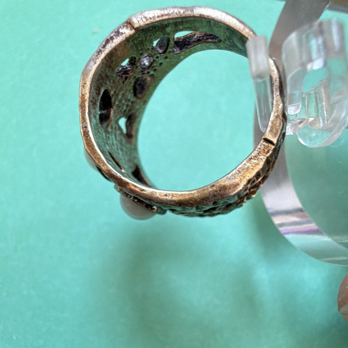 Vintage Gold Tone Hammered 7mm Band Ring w/ 3 Round White Pearls Size 7
