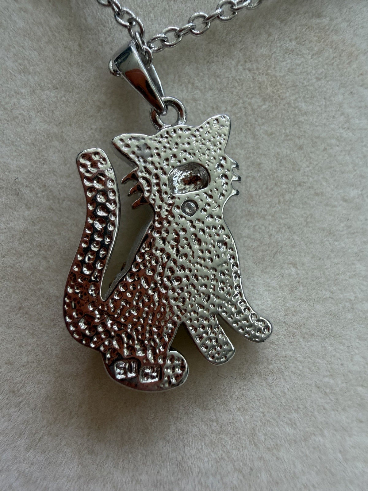 SU CH Sparkly Rhinestone Cat Pendant And Necklace 18 Inches