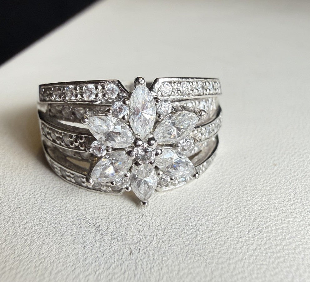 Stunning SW Silver 925 1.35ct CZ Marquis & Round Flower Ring Sz8