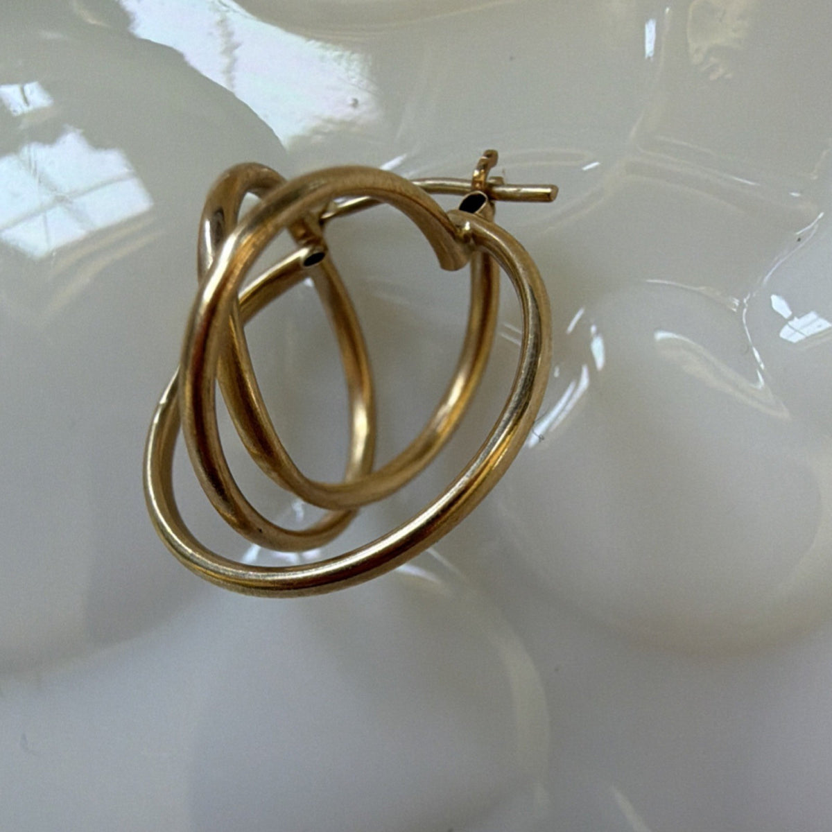 Single 14K Yellow Gold Modernist Abstract Swirl Hoop Earring JCM Signed