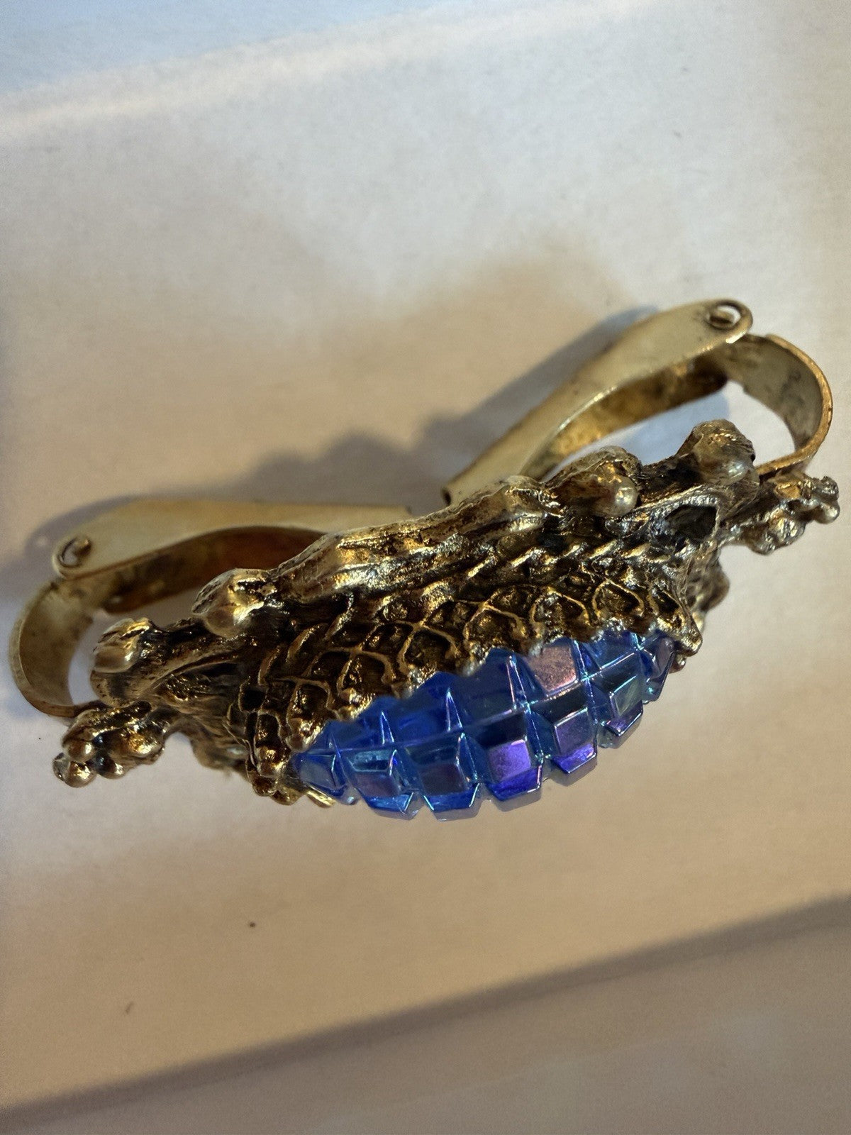 vtg Goldtone Hinged Scarf Clip w/ ColorGlass iridescent cabochon victorian style