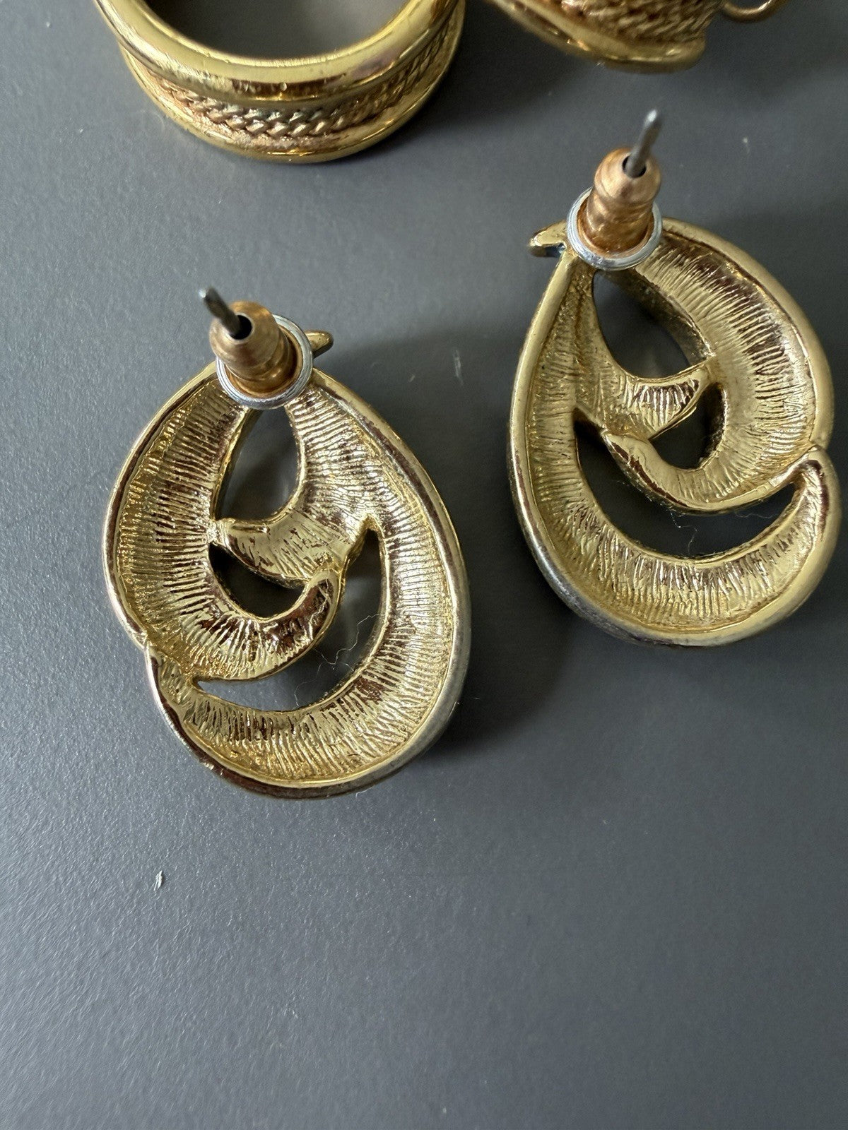 2 Pair of Unbranded Navy & Gold Tone Pierced Earrings Vintage MCM Retro
