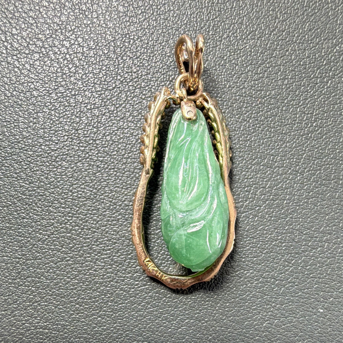 Vintage 14K Yellow Gold Carved Green Jade Teardrop Pendant with Diamond 5.6g