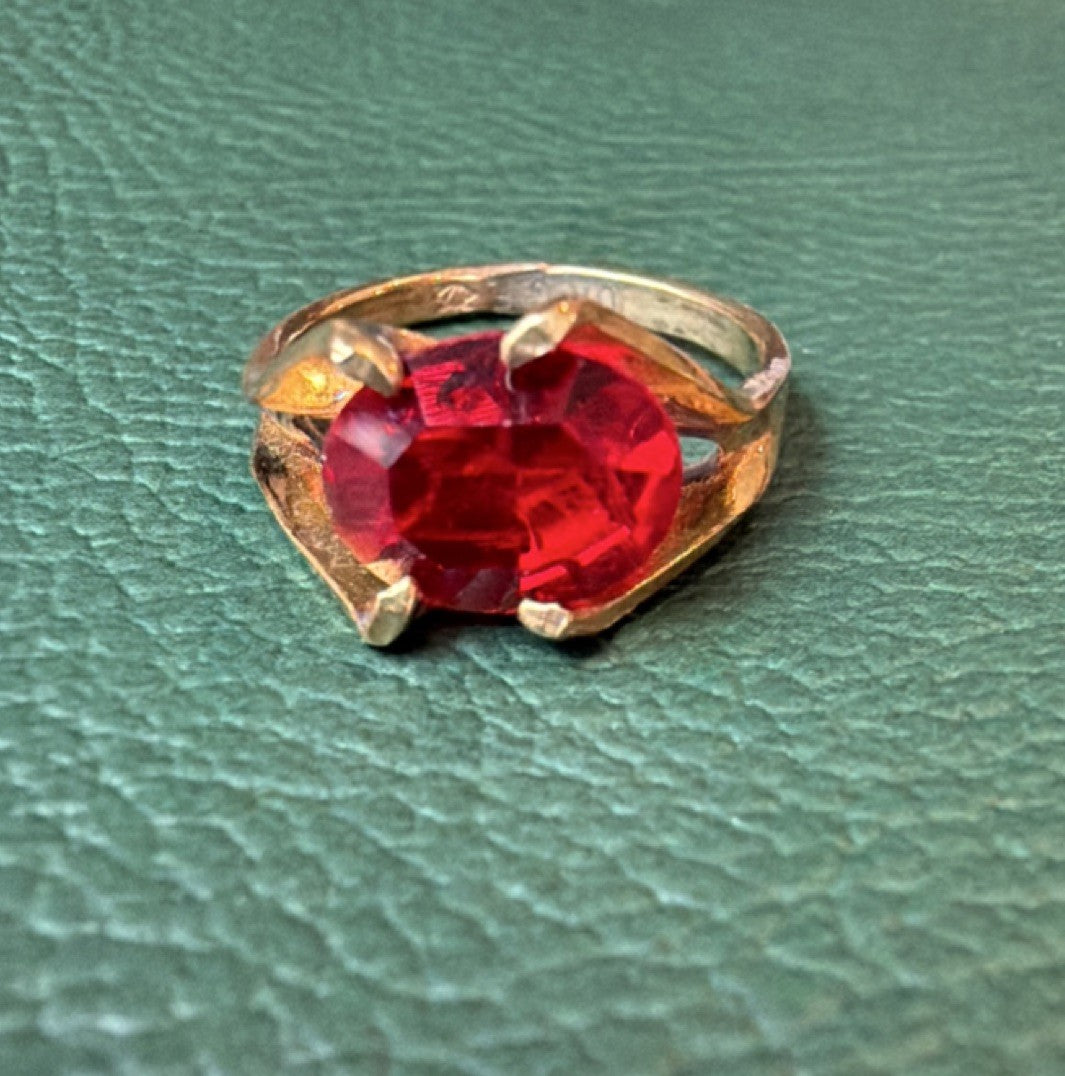 Gorgeous vintage 10k Gold Filled Ring with Red Oval Glass, Size 5, 