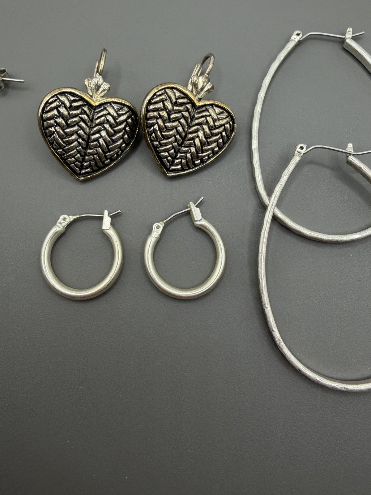 LOT OF 4 VTG SILVER TONE  EARRINGS, Two Toned Hearts, Hammered Hoops, Dangle