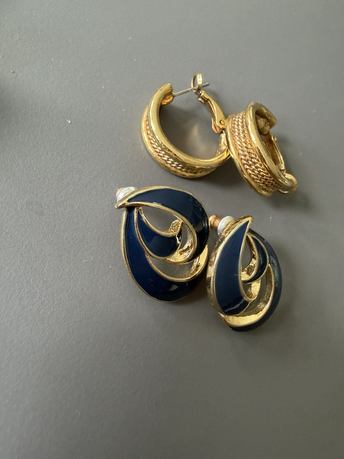 2 Pair of Unbranded Navy & Gold Tone Pierced Earrings Vintage MCM Retro
