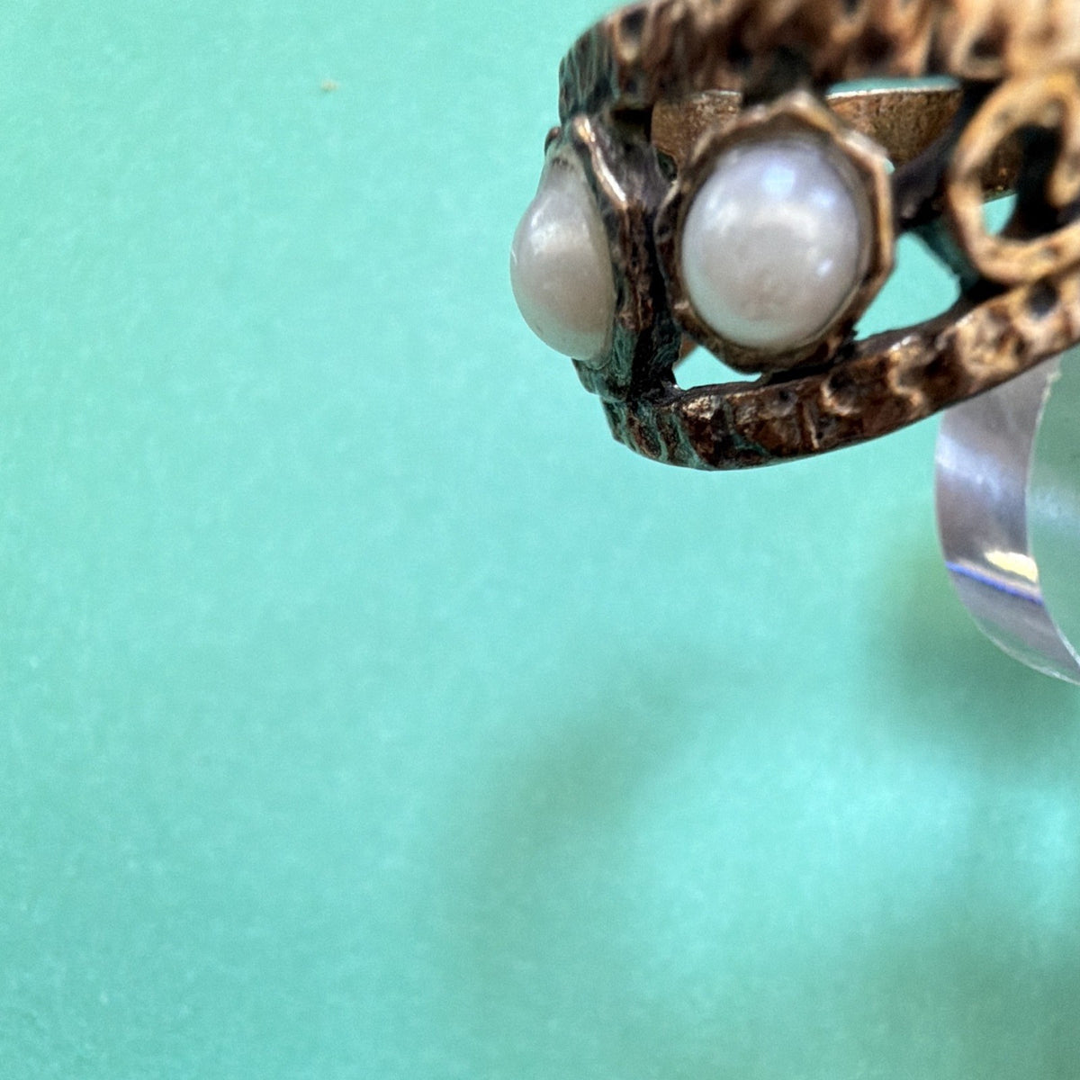 Vintage Gold Tone Hammered 7mm Band Ring w/ 3 Round White Pearls Size 7