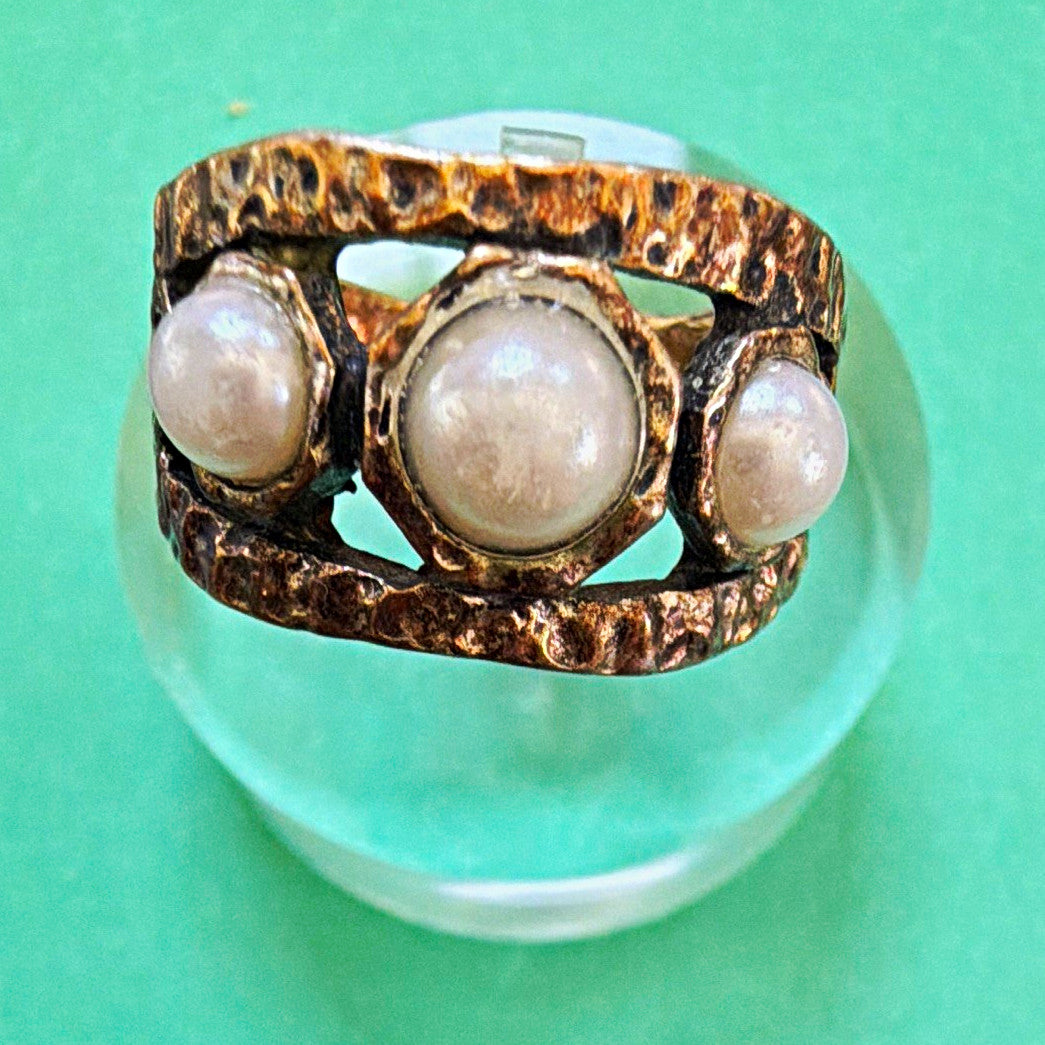 Vintage Gold Tone Hammered 7mm Band Ring w/ 3 Round White Pearls Size 7