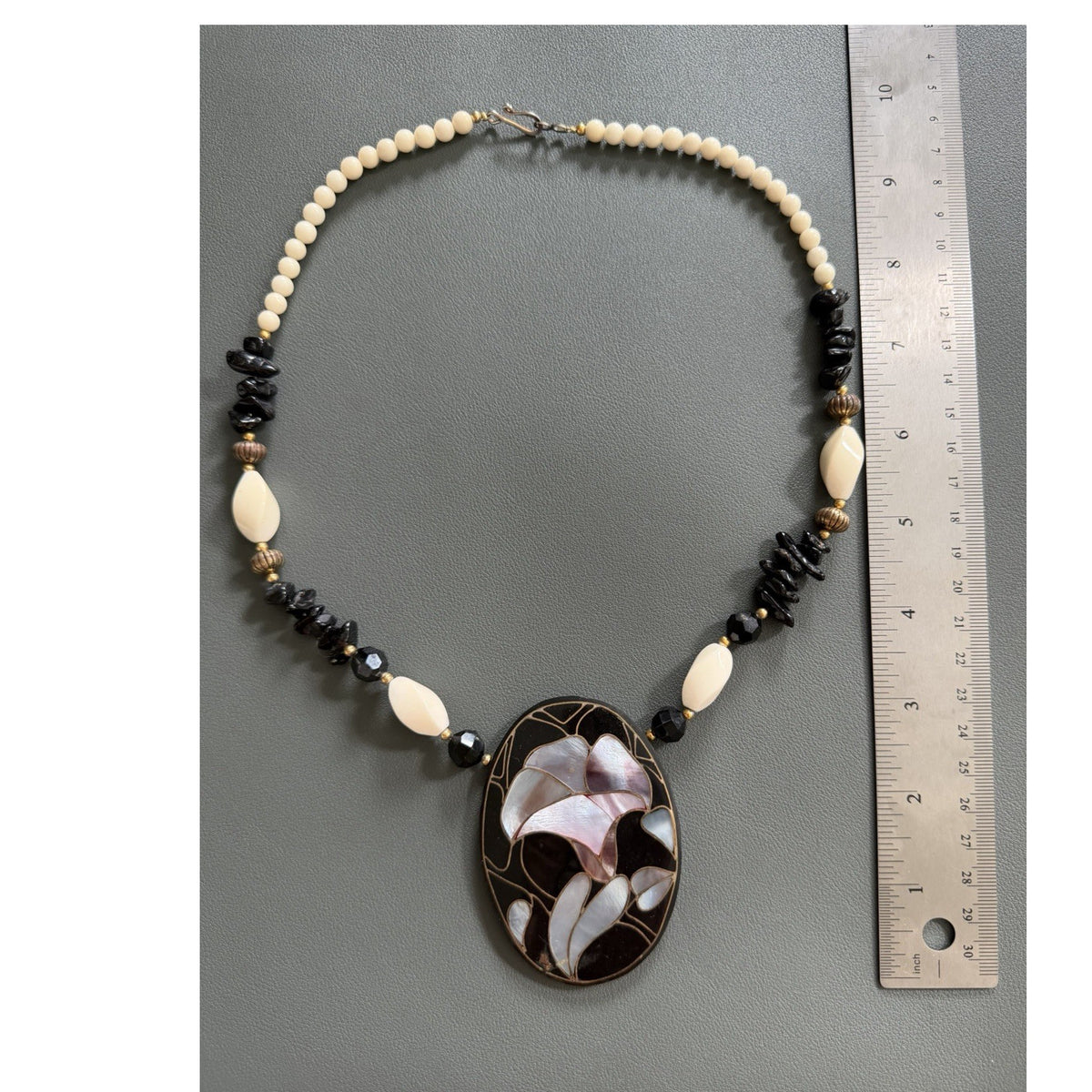Mother of Pearl Floral Inlay Pendant Beaded Necklace 19”