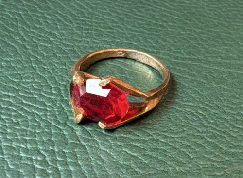 Gorgeous vintage 10k Gold Filled Ring with Red Oval Glass, Size 5, 